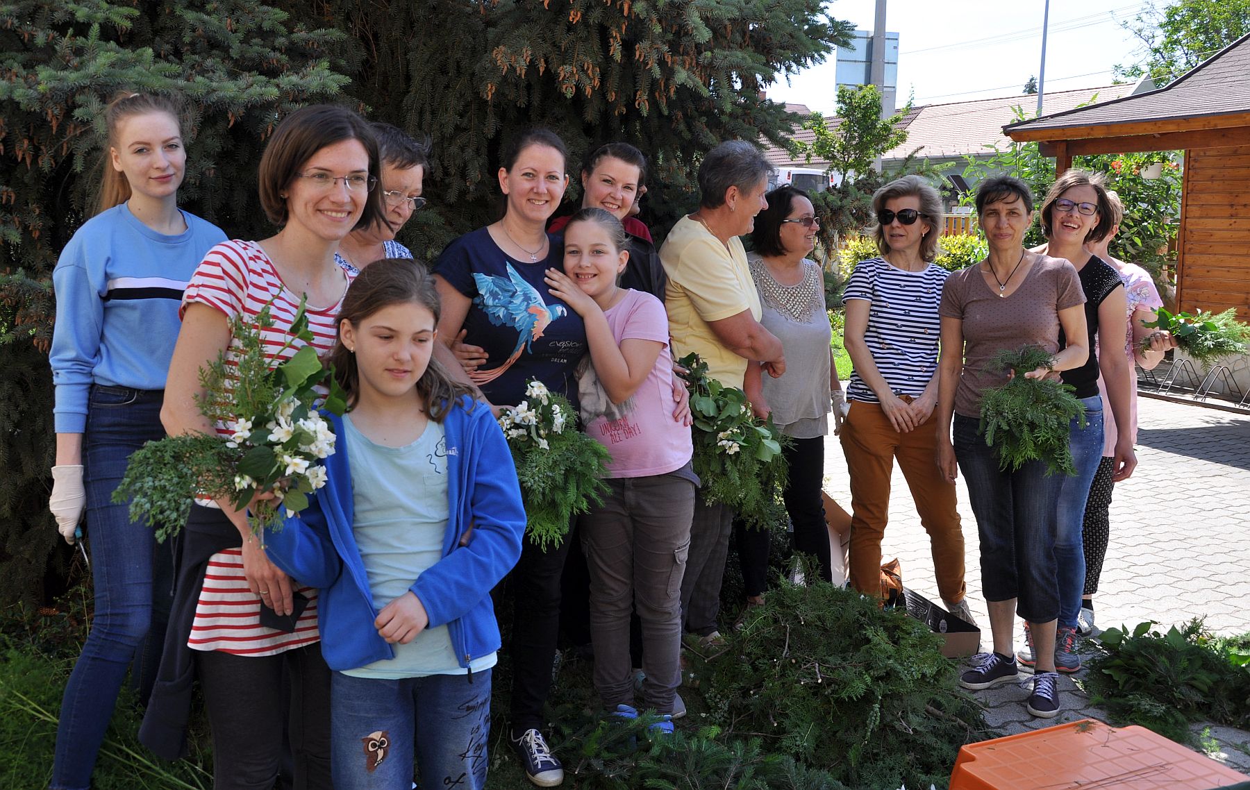 „Virágozzék a június!